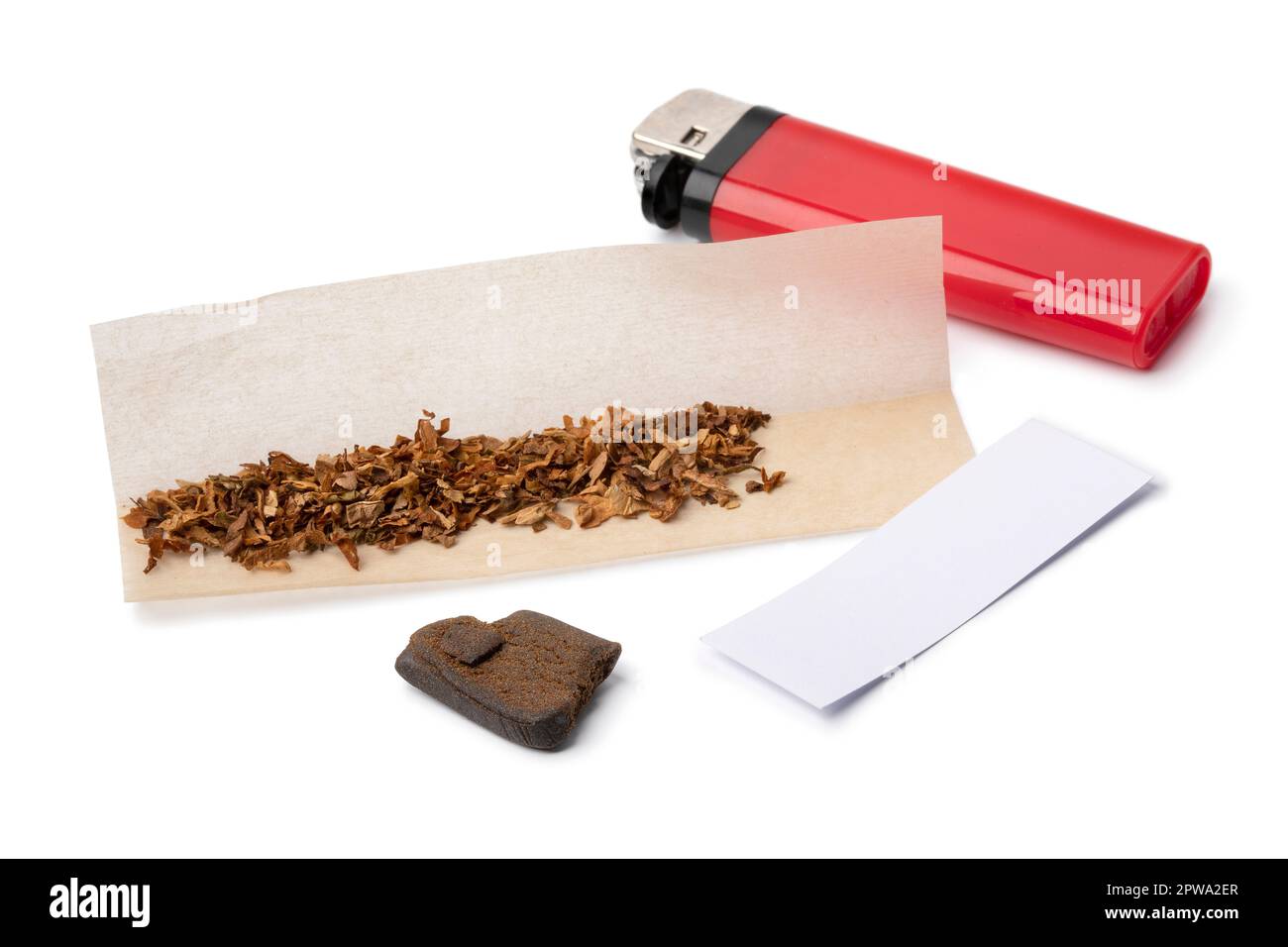 Zutaten für einen Joint mit einem Stück afghanischem Hasch isoliert auf weißem Hintergrund Nahaufnahme Stockfoto