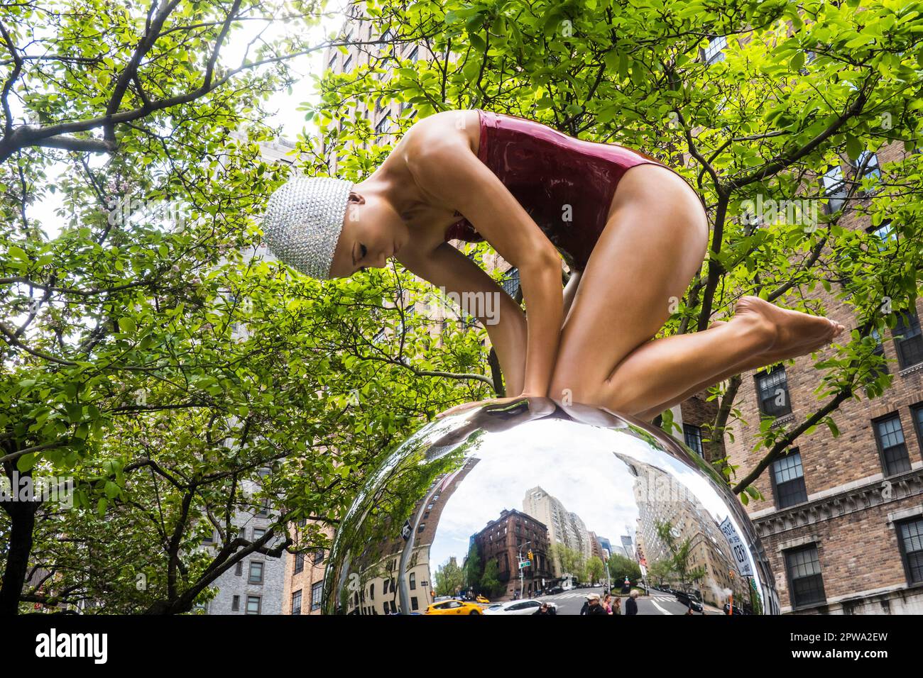 „Street Swimmers“ von Carole Feuerman ist ein öffentliches Kunstprojekt entlang der Park Avenue in Murray Hill, New York City, USA 2023 Stockfoto