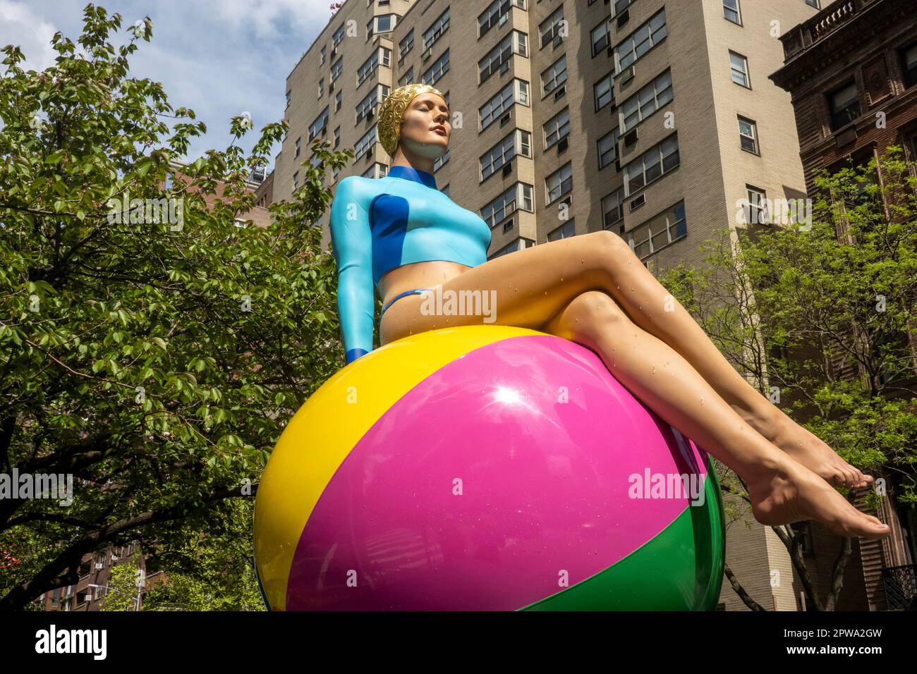 „Street Swimmers“ von Carole Feuerman ist ein öffentliches Kunstprojekt entlang der Park Avenue in Murray Hill, New York City, USA 2023 Stockfoto