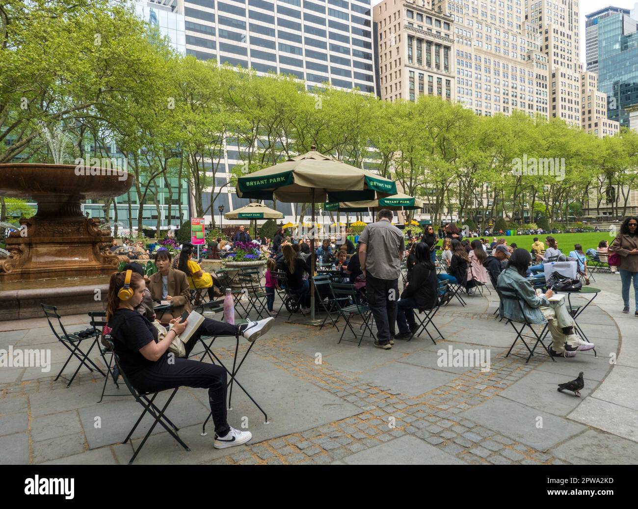 Bryant Park ist eine urbane Oase hinter dem Hauptgebäude der New York Public Library in Midtown Manhattan, 2023, Frühling, New York City, USA Stockfoto