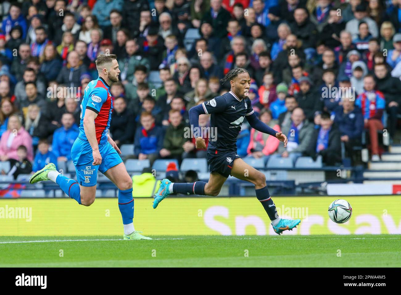 Glasgow, Großbritannien. 29. April 2023. Das erste Halbfinale des Scottish Cup wurde zwischen Falkirk und Inverness Caledonian Thistle im Hampden Park, Glasgow, Schottland, Großbritannien, gespielt. Inverness hat gewonnen. Mit 3 Toren bis 0 mit Toren von Billy McKay, Nummer 9, 7 Minuten (Elfmeter) und 57 Minuten. Mit einem weiteren von Daniel MacKay, Nummer 17, in 34 Minuten. Inverness spielt nun den Gewinner des nächsten Halbfinales zwischen Rangers und Celtic. Kredit: Findlay/Alamy Live News Stockfoto