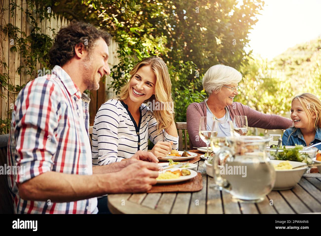 Es gibt keine Zeit wie Familienzeit. Eine Familie, die gemeinsam im Freien zu Mittag isst. Stockfoto