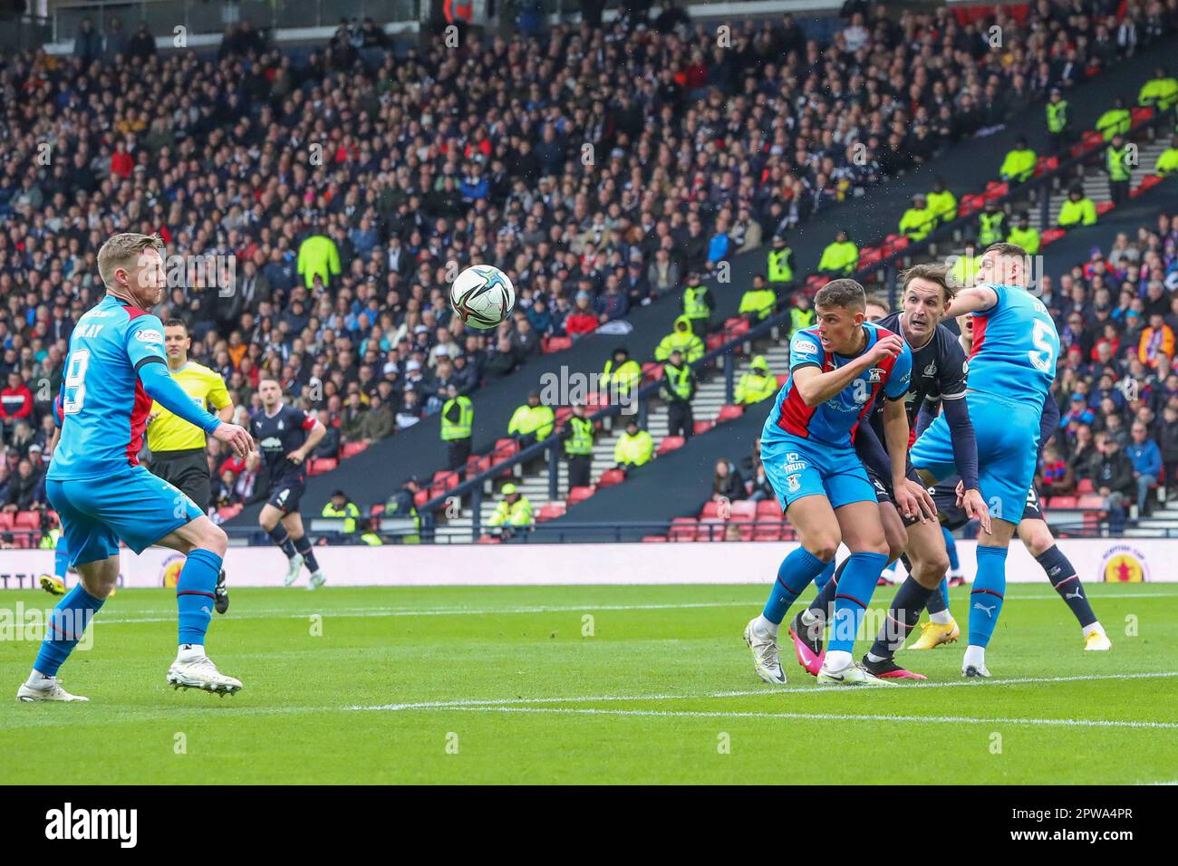 Glasgow, Großbritannien. 29. April 2023. Das erste Halbfinale des Scottish Cup wurde zwischen Falkirk und Inverness Caledonian Thistle im Hampden Park, Glasgow, Schottland, Großbritannien, gespielt. Inverness hat gewonnen. Mit 3 Toren bis 0 mit Toren von Billy McKay, Nummer 9, 7 Minuten (Elfmeter) und 57 Minuten. Mit einem weiteren von Daniel MacKay, Nummer 17, in 34 Minuten. Inverness spielt nun den Gewinner des nächsten Halbfinales zwischen Rangers und Celtic. Kredit: Findlay/Alamy Live News Stockfoto