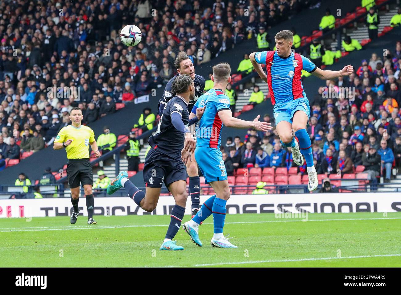 Glasgow, Großbritannien. 29. April 2023. Das erste Halbfinale des Scottish Cup wurde zwischen Falkirk und Inverness Caledonian Thistle im Hampden Park, Glasgow, Schottland, Großbritannien, gespielt. Inverness hat gewonnen. Mit 3 Toren bis 0 mit Toren von Billy McKay, Nummer 9, 7 Minuten (Elfmeter) und 57 Minuten. Mit einem weiteren von Daniel MacKay, Nummer 17, in 34 Minuten. Inverness spielt nun den Gewinner des nächsten Halbfinales zwischen Rangers und Celtic. Kredit: Findlay/Alamy Live News Stockfoto