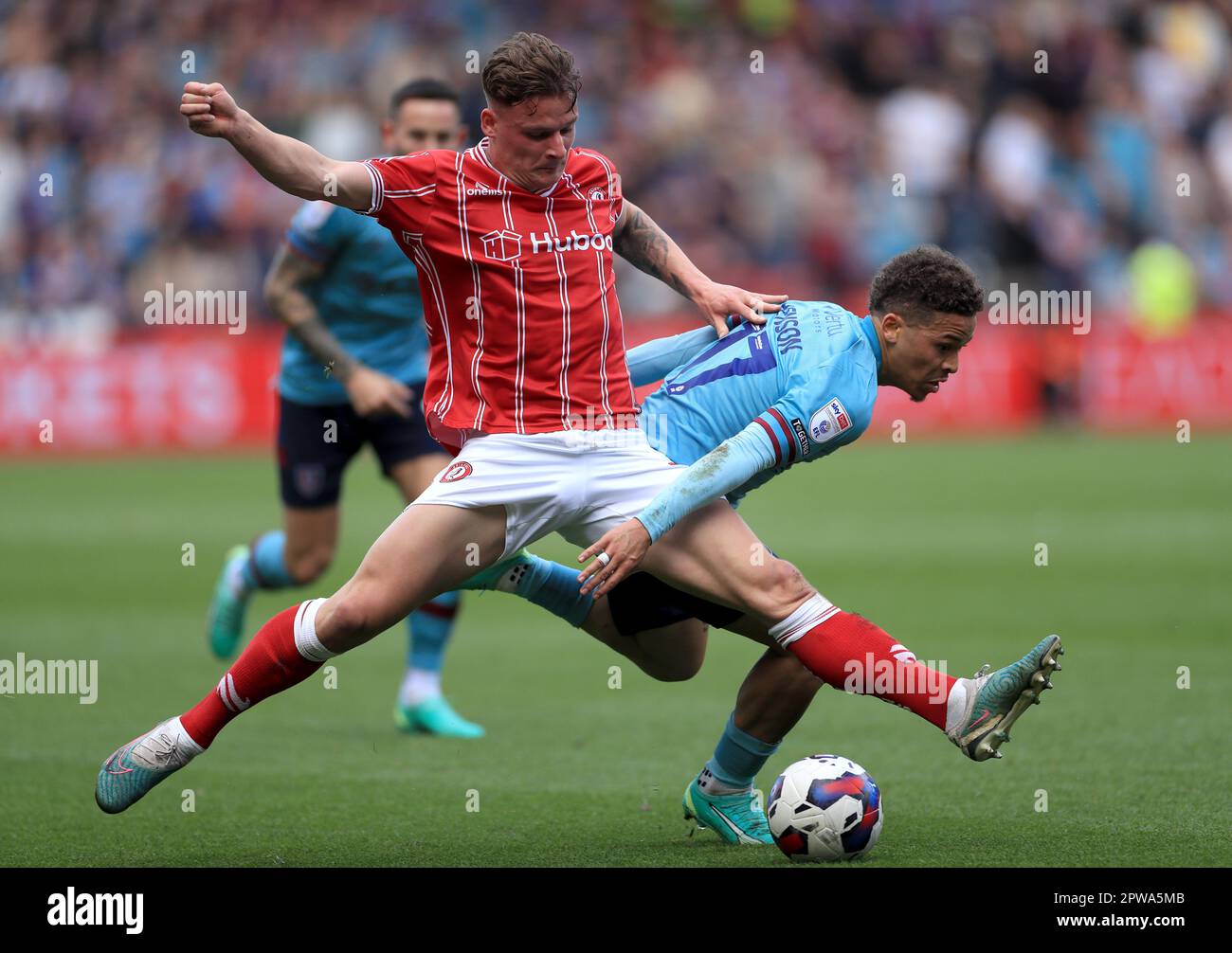 Cameron Pring (links) in Bristol City und Manuel Benson kämpfen während des Sky Bet Championship-Spiels in Ashton Gate, Bristol, um den Ball. Foto: Samstag, 29. April 2023. Stockfoto
