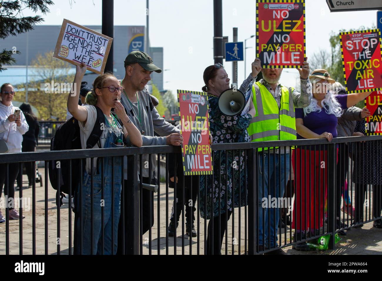 Romford, Essex, großbritannien, 29. April 2023 Anti-ULEZ-Demonstranten mit Plakaten und Bannern an der Seite des Brauerei-Kreisverkehrs und vielen Autofahrern, die sie beim Hinfahren um den Kreisverkehr unterstützen, mit Kredit Richard Lincoln/Alamy Live News Stockfoto