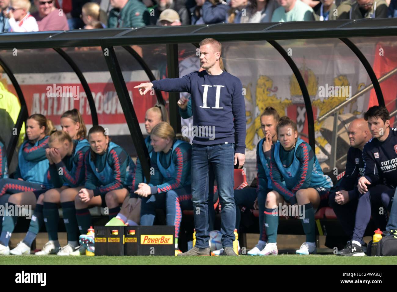 AMSTERDAM - FC Twente Coach Joran Pot (c) beim niederländischen Eredivisie Frauenspiel zwischen Ajax und FC Twente im Sportkomplex de Toekomst am 29. April 2023 in Amsterdam, Niederlande. ANP GERRIT VAN KOLOLEN Stockfoto