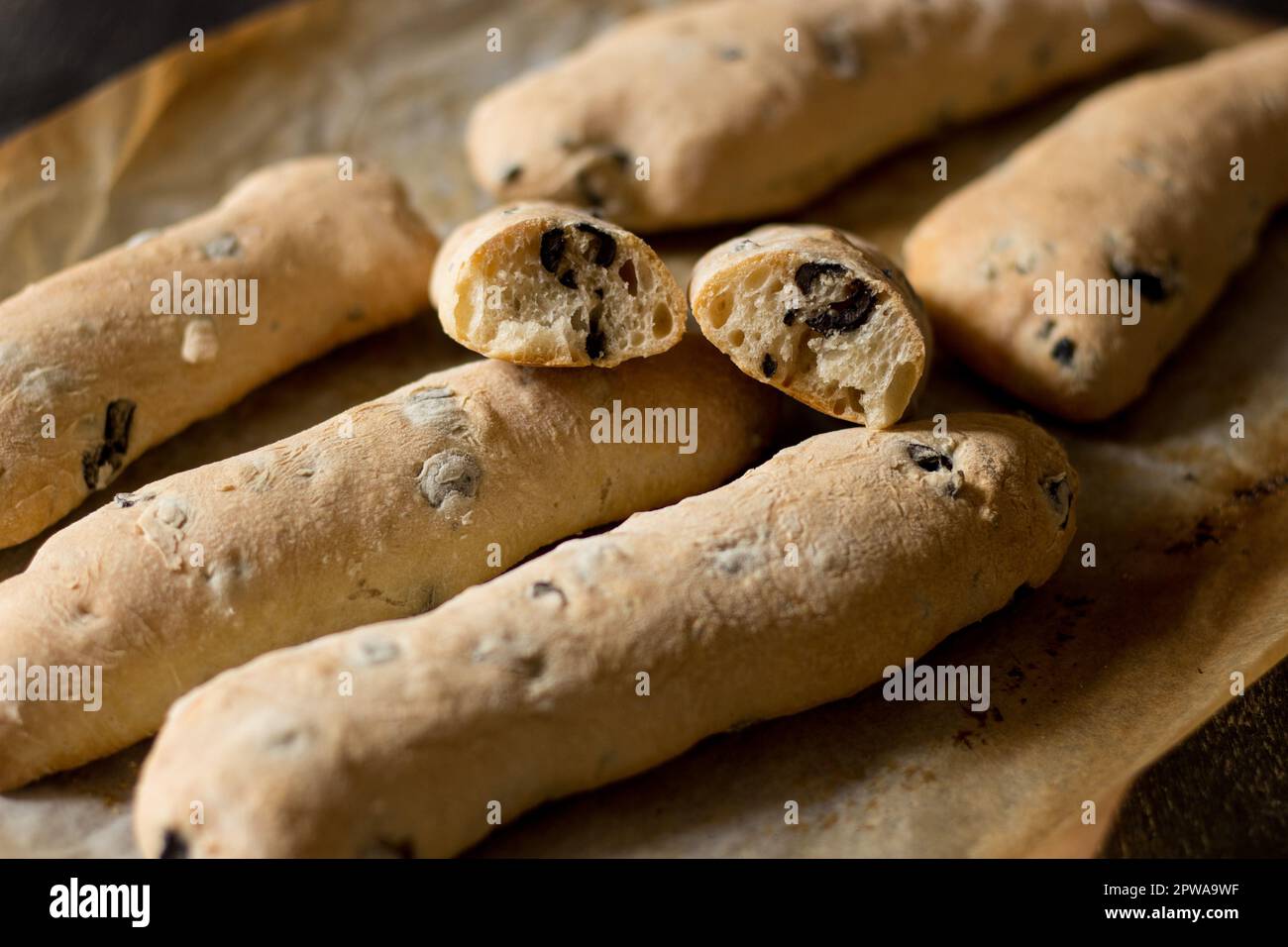 Laibe mit 00 g Mehl und schwarze Oliven, hausgemacht und in einem Holzofen gekocht Stockfoto