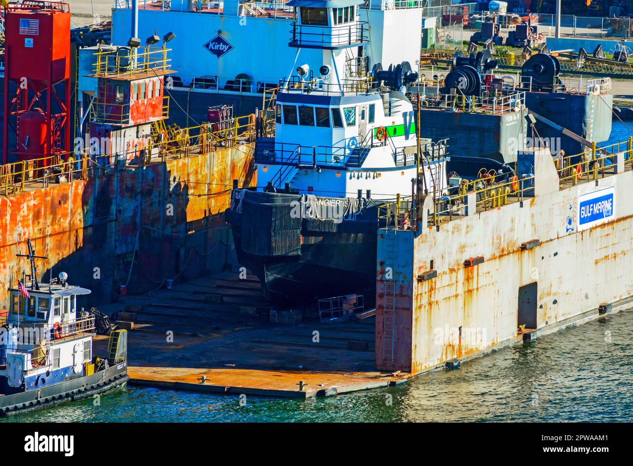 Die Reparaturwerkstatt von Tampa Ship ist ein Full-Service-Unternehmen für Umbau, Überholung und Reparatur in Tampa, Florida. Stockfoto