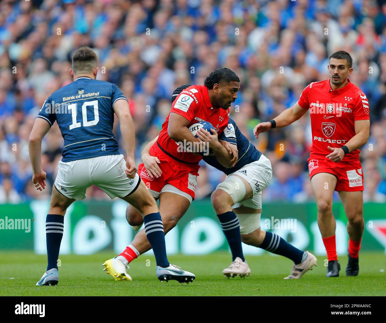 Aviva Stadium, Dublin, Irland. 29. April 2023. Heineken Champions Cup Rugby, Halbfinale, Leinster gegen Toulouse: Peato Mauvaka von Toulouse wird in Angriff genommen Credit: Action Plus Sports/Alamy Live News Stockfoto