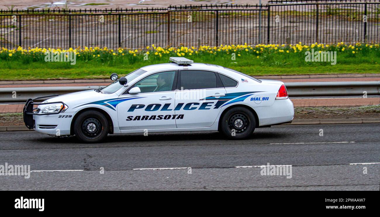Ein amerikanischer Sarasota Cop-Wagen, der auf dem Kingsway West Dual Freeway in Dundee, Schottland, fährt Stockfoto