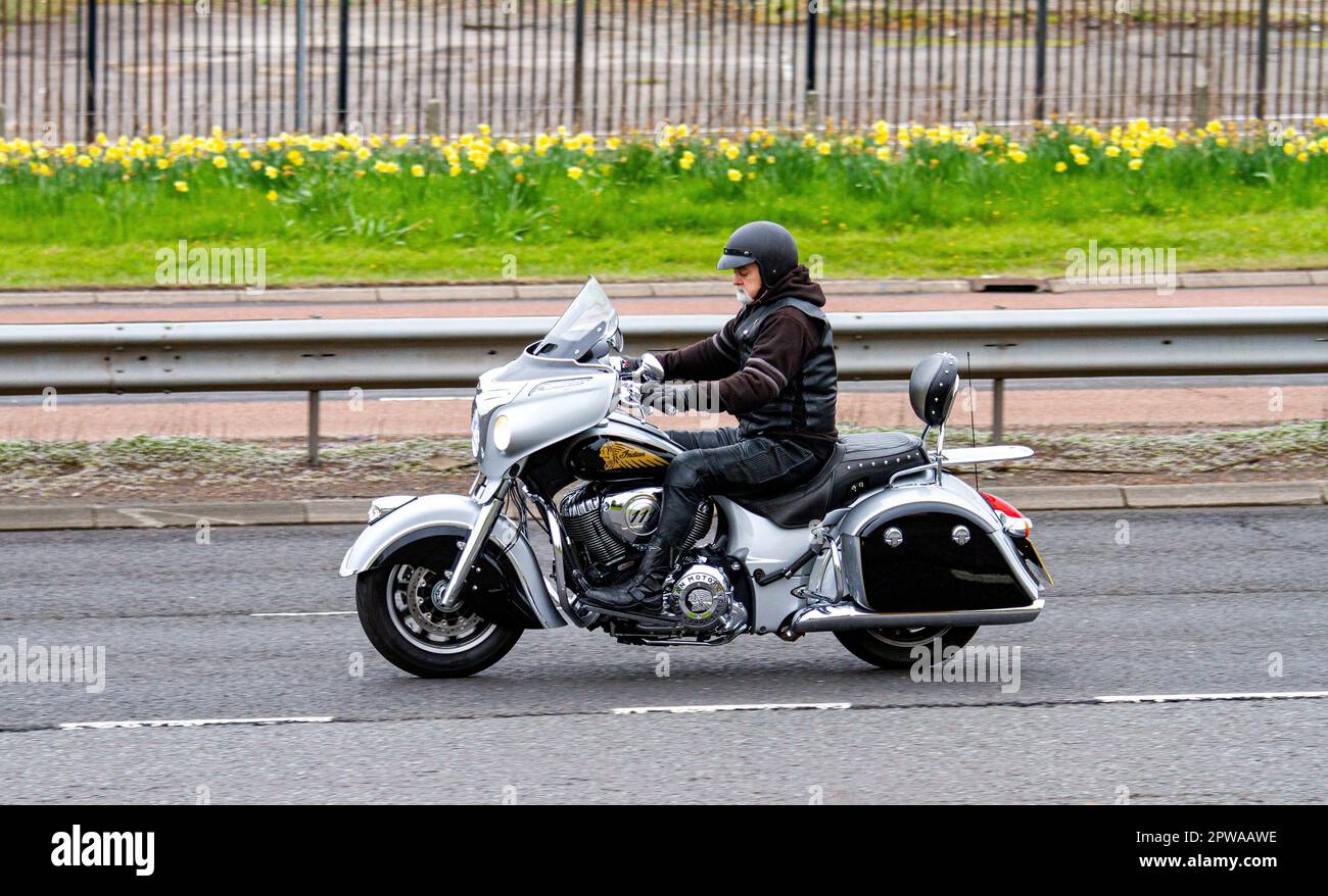 Ein Motorrad aus dem Jahr 111, ein amerikanischer Indianer, das auf dem Kingsway West Dual Freeway in Dundee, Schottland, fährt Stockfoto