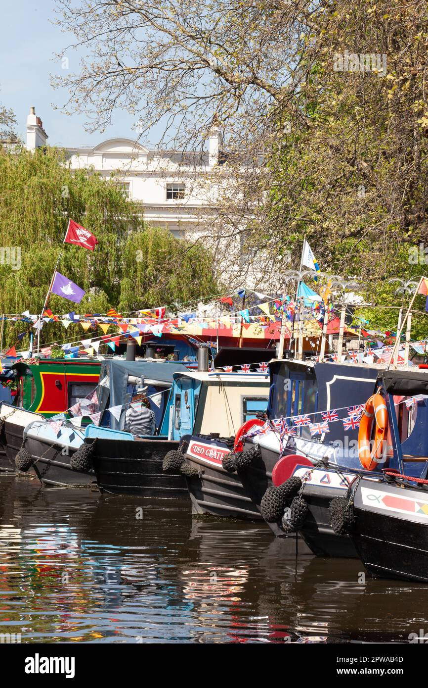 London, Großbritannien. 29. April 2023. Die Canalway Cavalcade 40. findet jedes Jahr während des Mayday-Feiertagswochenendes im Londoner Little Venice statt. Dort, wo der Grand Union Canal nach Paddington kommt, werden die Schmalboote mit Wollwölfen geschmückt und Familienveranstaltungen finden neben verschiedenen Wettbewerben zwischen Bootsbesitzern statt. Kredit: Anna Watson/Alamy Live News Stockfoto