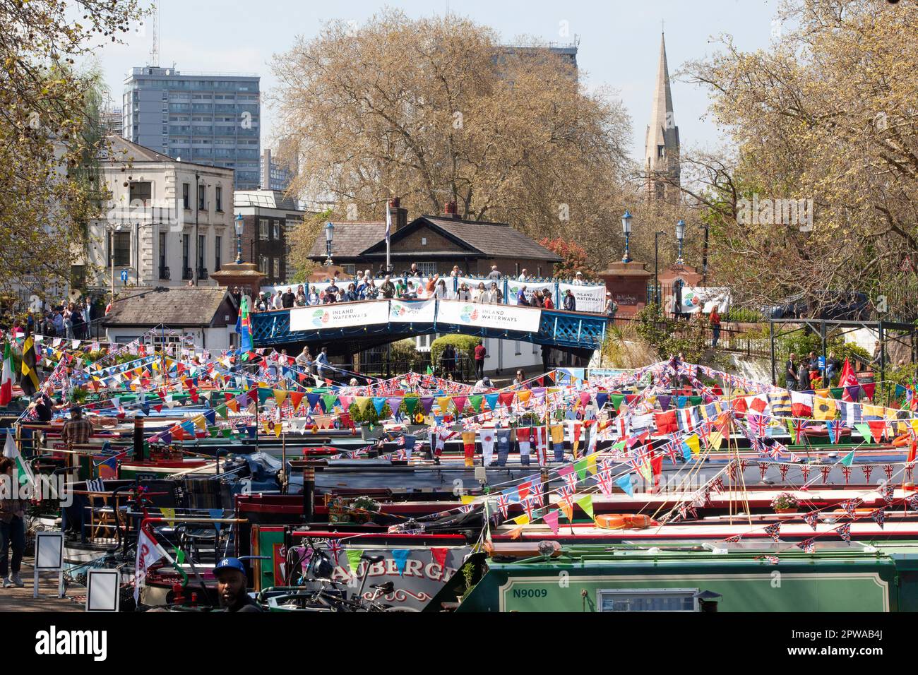 London, Großbritannien. 29. April 2023. Die Canalway Cavalcade 40. findet jedes Jahr während des Mayday-Feiertagswochenendes im Londoner Little Venice statt. Dort, wo der Grand Union Canal nach Paddington kommt, werden die Schmalboote mit Wollwölfen geschmückt und Familienveranstaltungen finden neben verschiedenen Wettbewerben zwischen Bootsbesitzern statt. Kredit: Anna Watson/Alamy Live News Stockfoto