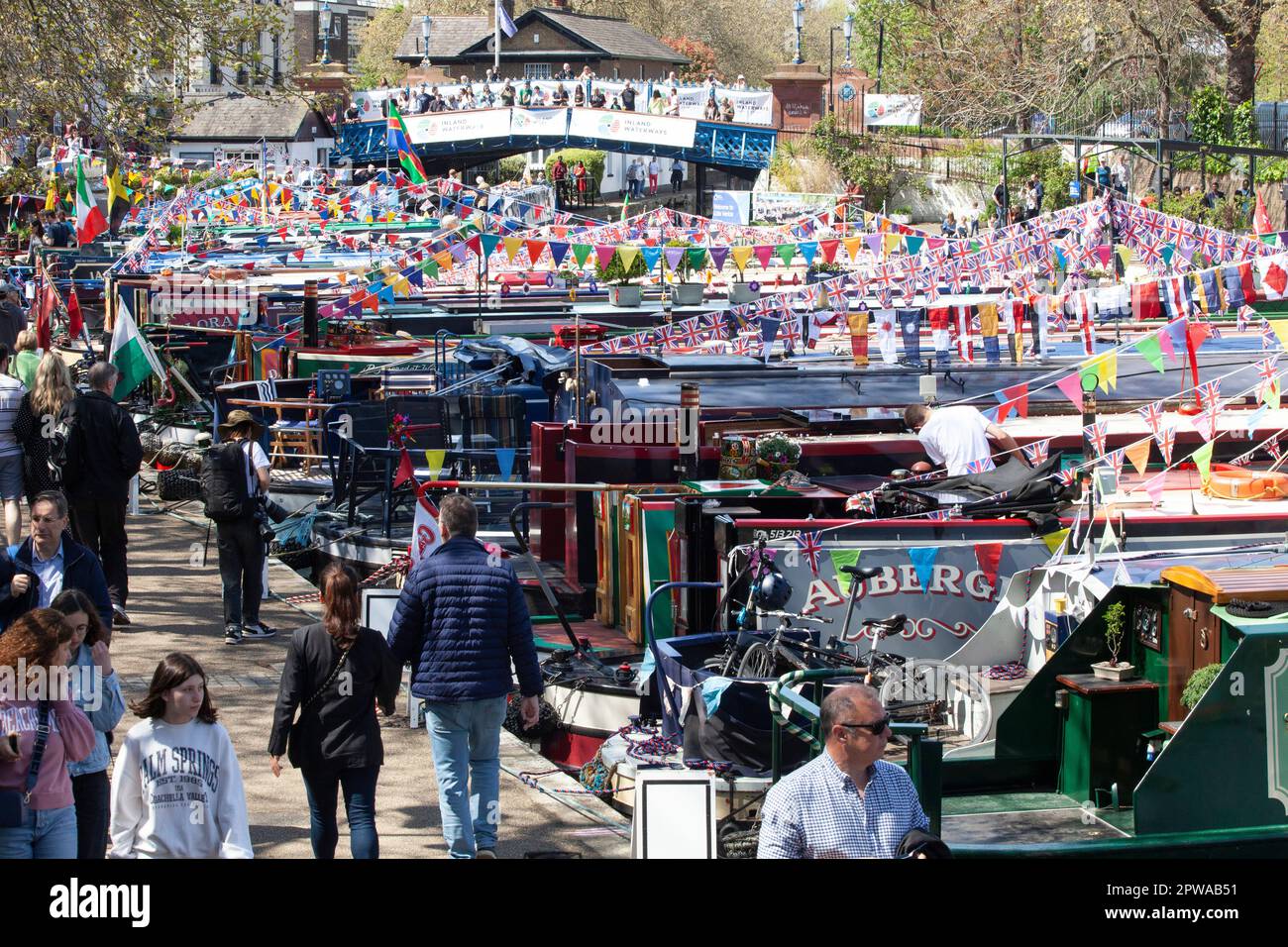 London, Großbritannien. 29. April 2023. Die Canalway Cavalcade 40. findet jedes Jahr während des Mayday-Feiertagswochenendes im Londoner Little Venice statt. Dort, wo der Grand Union Canal nach Paddington kommt, werden die Schmalboote mit Wollwölfen geschmückt und Familienveranstaltungen finden neben verschiedenen Wettbewerben zwischen Bootsbesitzern statt. Kredit: Anna Watson/Alamy Live News Stockfoto
