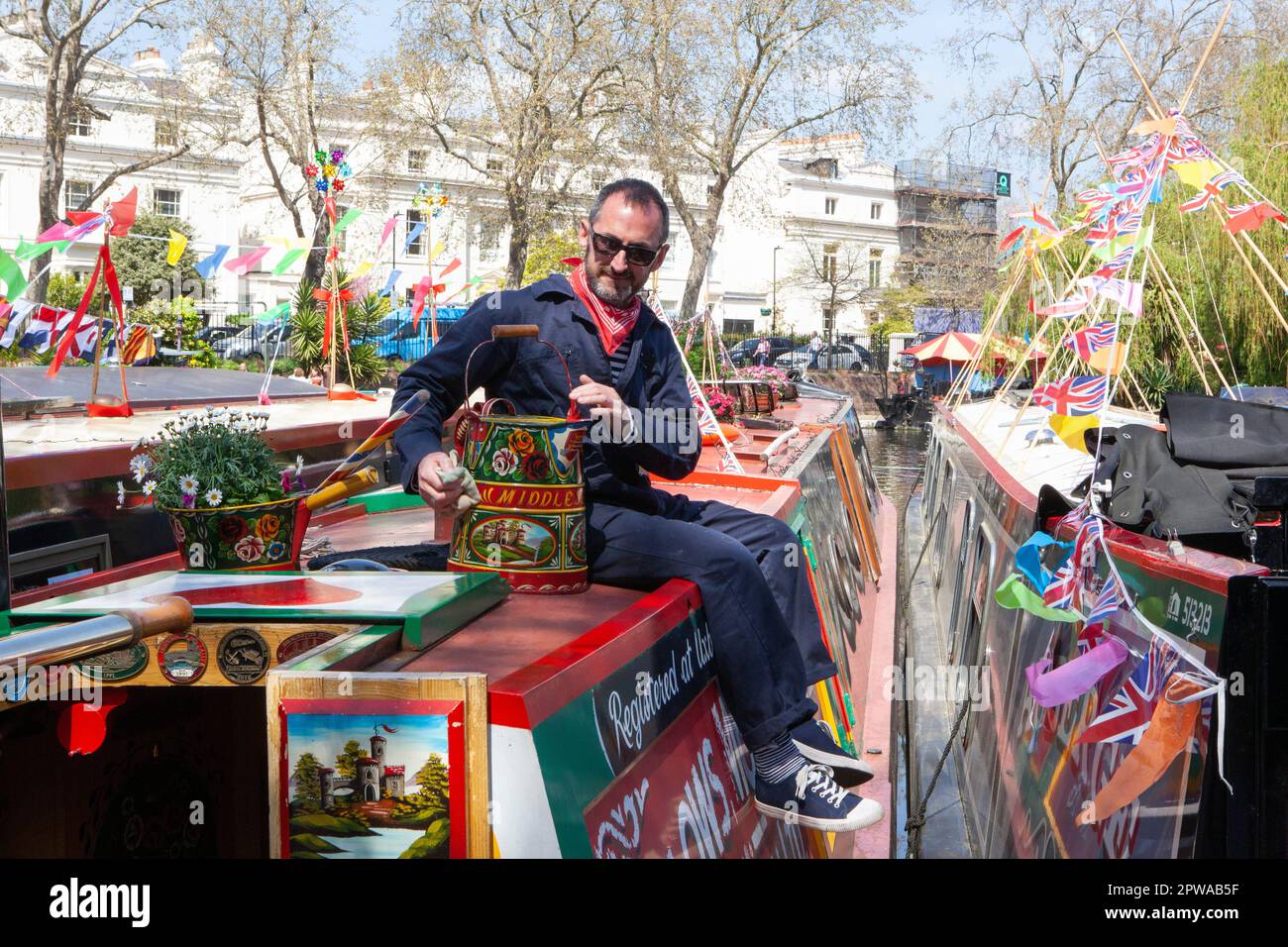 London, Großbritannien. 29. April 2023. Die Canalway Cavalcade 40. findet jedes Jahr während des Mayday-Feiertagswochenendes im Londoner Little Venice statt. Dort, wo der Grand Union Canal nach Paddington kommt, werden die Schmalboote mit Wollwölfen geschmückt und Familienveranstaltungen finden neben verschiedenen Wettbewerben zwischen Bootsbesitzern statt. Kredit: Anna Watson/Alamy Live News Stockfoto