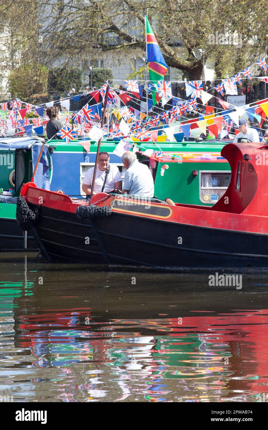 London, Großbritannien. 29. April 2023. Die Canalway Cavalcade 40. findet jedes Jahr während des Mayday-Feiertagswochenendes im Londoner Little Venice statt. Dort, wo der Grand Union Canal nach Paddington kommt, werden die Schmalboote mit Wollwölfen geschmückt und Familienveranstaltungen finden neben verschiedenen Wettbewerben zwischen Bootsbesitzern statt. Kredit: Anna Watson/Alamy Live News Stockfoto