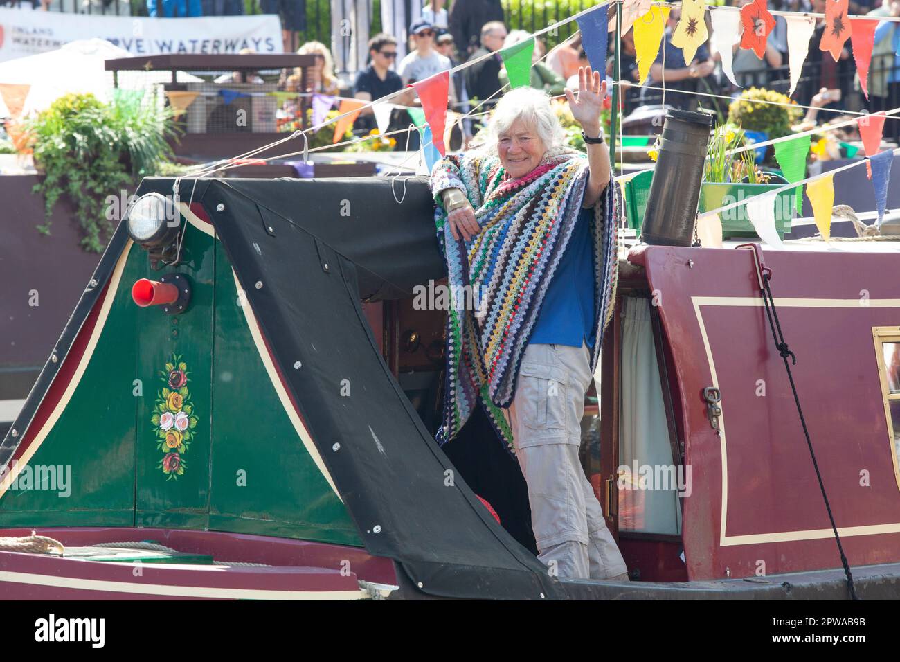 London, Großbritannien. 29. April 2023. Die Canalway Cavalcade 40. findet jedes Jahr während des Mayday-Feiertagswochenendes im Londoner Little Venice statt. Dort, wo der Grand Union Canal nach Paddington kommt, werden die Schmalboote mit Wollwölfen geschmückt und Familienveranstaltungen finden neben verschiedenen Wettbewerben zwischen Bootsbesitzern statt. Kredit: Anna Watson/Alamy Live News Stockfoto