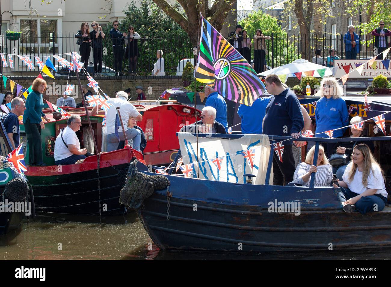London, Großbritannien. 29. April 2023. Die Canalway Cavalcade 40. findet jedes Jahr während des Mayday-Feiertagswochenendes im Londoner Little Venice statt. Dort, wo der Grand Union Canal nach Paddington kommt, werden die Schmalboote mit Wollwölfen geschmückt und Familienveranstaltungen finden neben verschiedenen Wettbewerben zwischen Bootsbesitzern statt. Kredit: Anna Watson/Alamy Live News Stockfoto