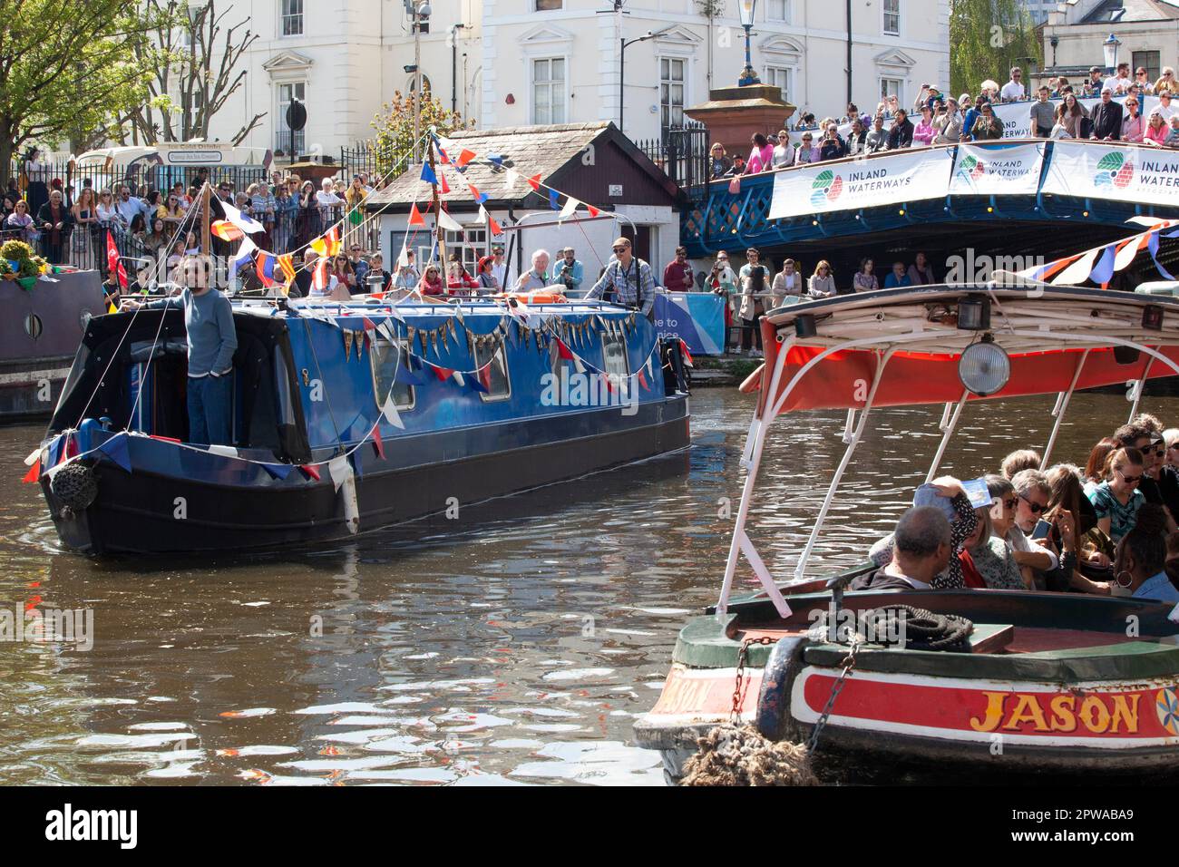 London, Großbritannien. 29. April 2023. Die Canalway Cavalcade 40. findet jedes Jahr während des Mayday-Feiertagswochenendes im Londoner Little Venice statt. Dort, wo der Grand Union Canal nach Paddington kommt, werden die Schmalboote mit Wollwölfen geschmückt und Familienveranstaltungen finden neben verschiedenen Wettbewerben zwischen Bootsbesitzern statt. Kredit: Anna Watson/Alamy Live News Stockfoto