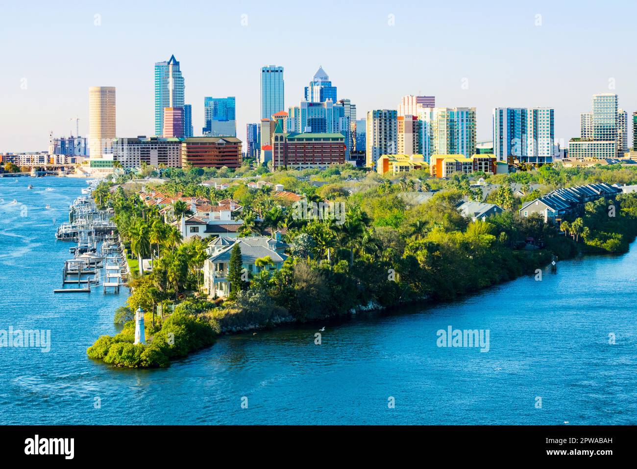 Die Skyline von Tampa liegt an der Golfküste des US-Bundesstaats Florida. Die Grenzen der Stadt umfassen die Nordküste der Tampa Bay und die Ostküste von Stockfoto