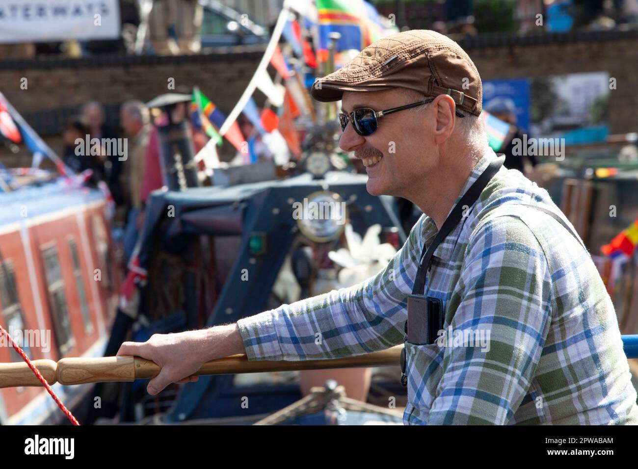 London, Großbritannien. 29. April 2023. Die Canalway Cavalcade 40. findet jedes Jahr während des Mayday-Feiertagswochenendes im Londoner Little Venice statt. Dort, wo der Grand Union Canal nach Paddington kommt, werden die Schmalboote mit Wollwölfen geschmückt und Familienveranstaltungen finden neben verschiedenen Wettbewerben zwischen Bootsbesitzern statt. Kredit: Anna Watson/Alamy Live News Stockfoto