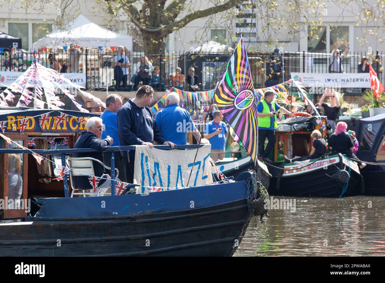 London, Großbritannien. 29. April 2023. Die Canalway Cavalcade 40. findet jedes Jahr während des Mayday-Feiertagswochenendes im Londoner Little Venice statt. Dort, wo der Grand Union Canal nach Paddington kommt, werden die Schmalboote mit Wollwölfen geschmückt und Familienveranstaltungen finden neben verschiedenen Wettbewerben zwischen Bootsbesitzern statt. Kredit: Anna Watson/Alamy Live News Stockfoto