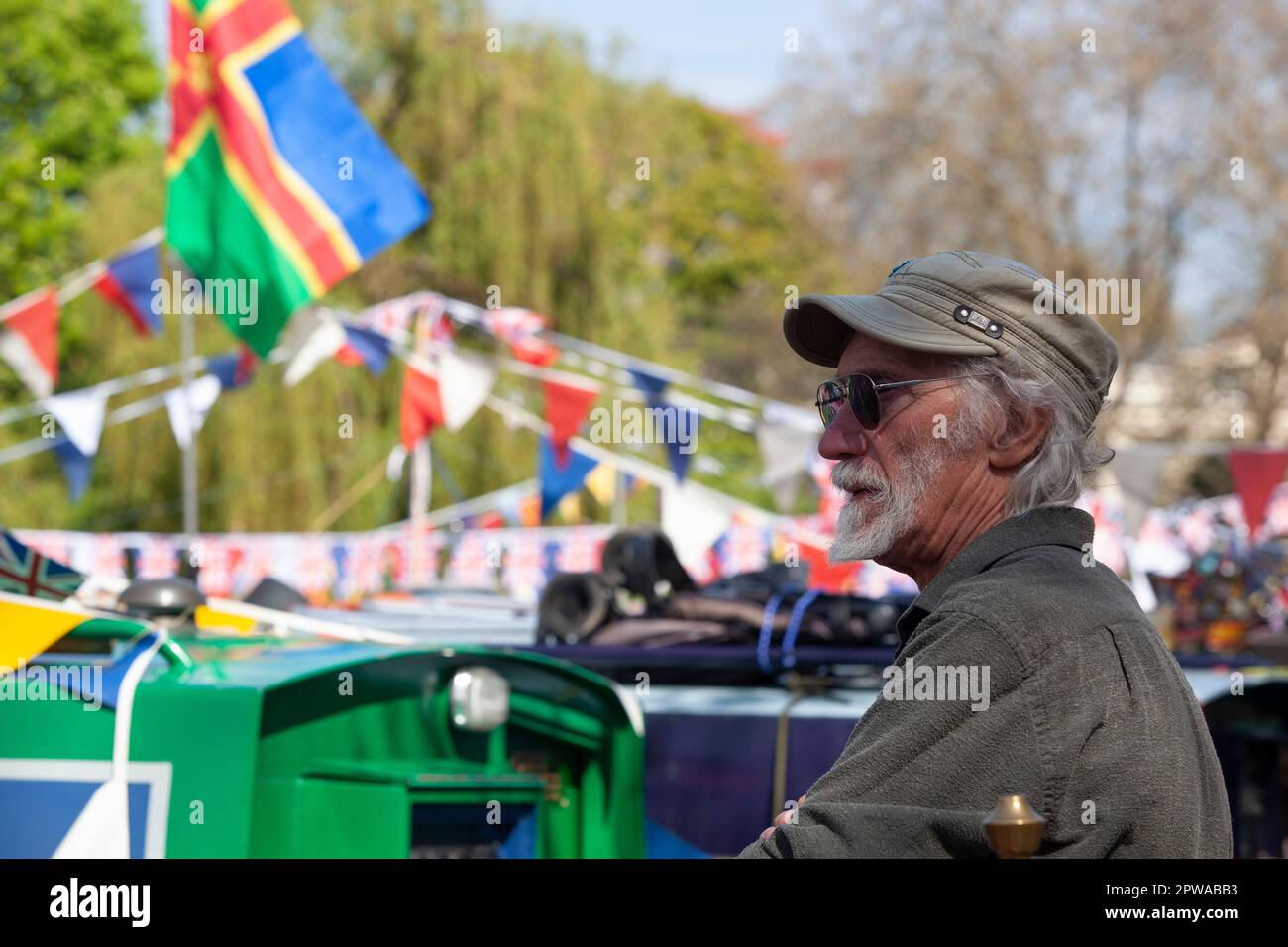 London, Großbritannien. 29. April 2023. Die Canalway Cavalcade 40. findet jedes Jahr während des Mayday-Feiertagswochenendes im Londoner Little Venice statt. Dort, wo der Grand Union Canal nach Paddington kommt, werden die Schmalboote mit Wollwölfen geschmückt und Familienveranstaltungen finden neben verschiedenen Wettbewerben zwischen Bootsbesitzern statt. Kredit: Anna Watson/Alamy Live News Stockfoto
