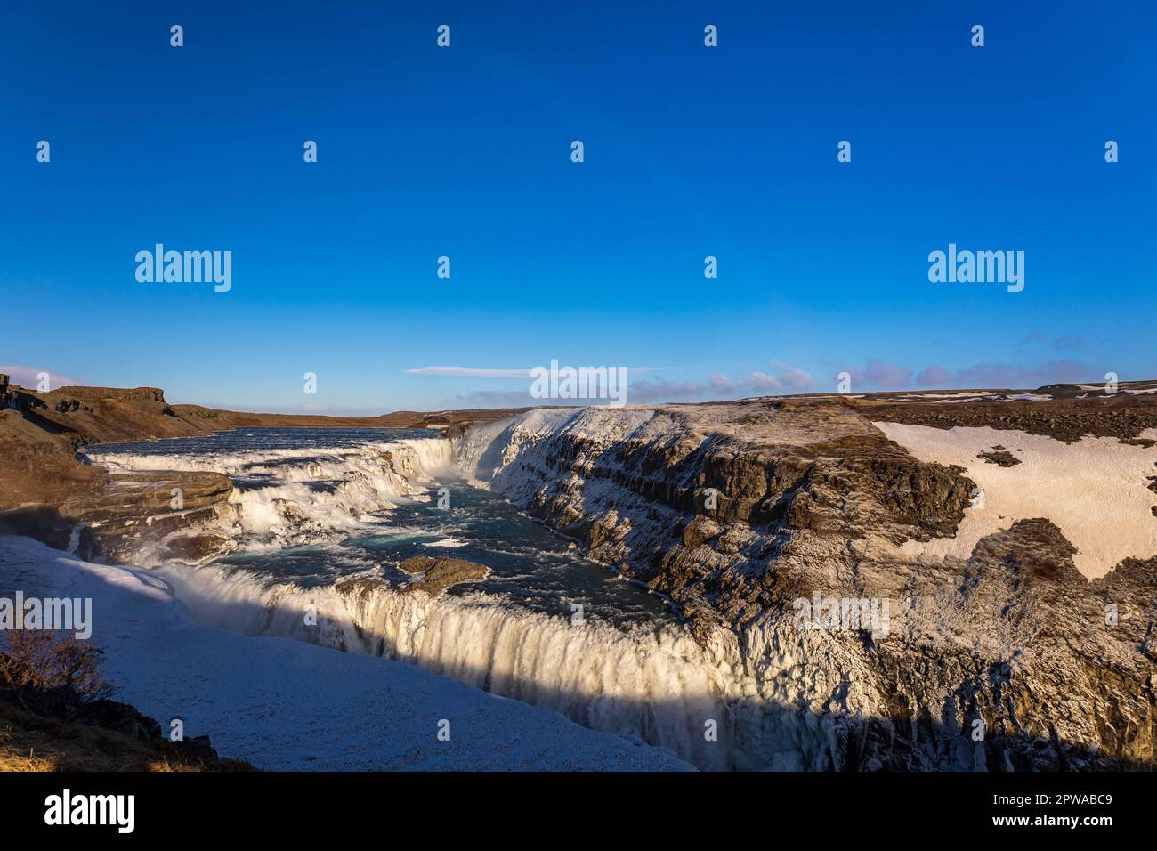 Schnee und Eis am wasserfall gullfoss in island Stockfoto