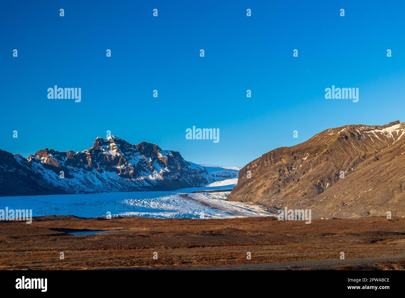 Die Sonne gibt in island im Spätwinter immer eine wunderschöne Atmosphäre Stockfoto