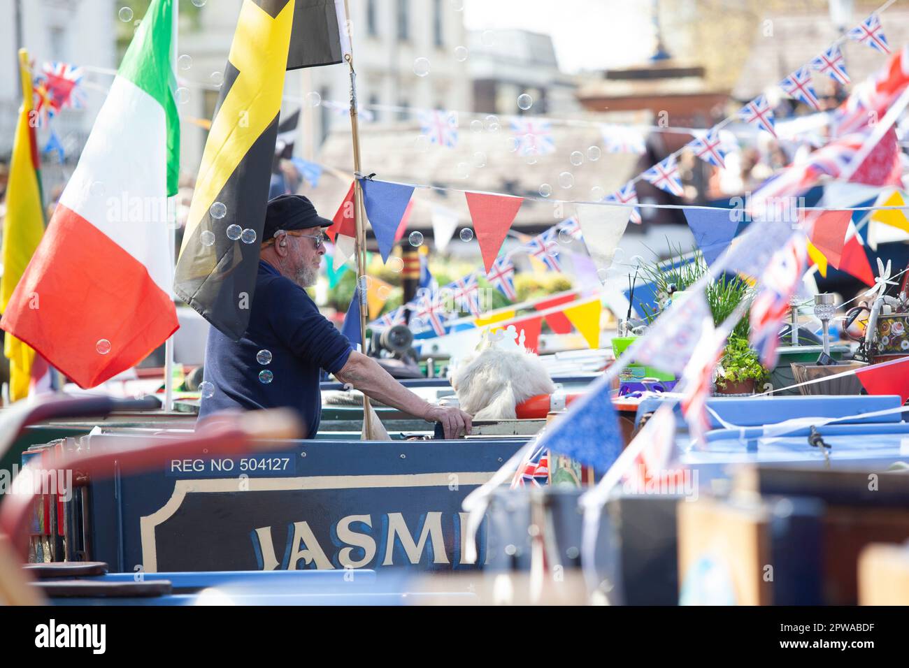 London, Großbritannien. 29. April 2023. Die Canalway Cavalcade 40. findet jedes Jahr während des Mayday-Feiertagswochenendes im Londoner Little Venice statt. Dort, wo der Grand Union Canal nach Paddington kommt, werden die Schmalboote mit Wollwölfen geschmückt und Familienveranstaltungen finden neben verschiedenen Wettbewerben zwischen Bootsbesitzern statt. Kredit: Anna Watson/Alamy Live News Stockfoto