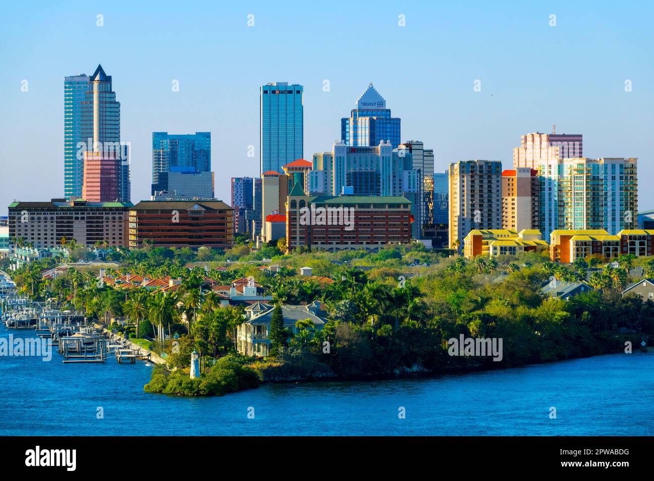 Die Skyline von Tampa liegt an der Golfküste des US-Bundesstaats Florida. Die Grenzen der Stadt umfassen die Nordküste der Tampa Bay und die Ostküste von Stockfoto