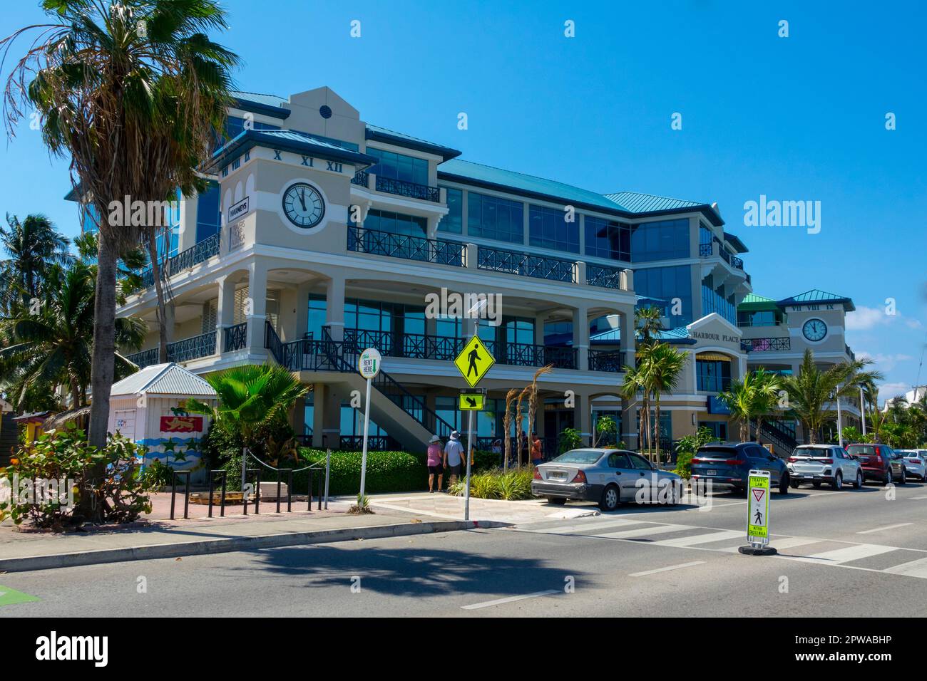 George Town, Grand Cayman Island, UK Street Blick auf George Town am Tag mit Fußgängerzonen in der Nähe von Touristenläden in der Innenstadt von George Town ein Kreuzfahrtschiff Stockfoto