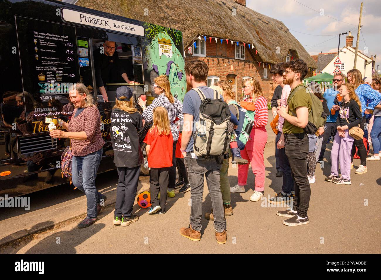 Salisbury, Wiltshire, England, Vereinigtes Königreich, 29. April 2023. Die Temperaturen steigen am Nachmittag bei heißem Sonnenschein auf der Downton Cuckoo Fair, die jedes Jahr am Feiertagswochenende im Mai stattfindet, um die Ankunft des Frühlings zu feiern. Die Leute warten in der Hitze auf Eis. Kredit: Paul Biggins/Alamy Live News Stockfoto