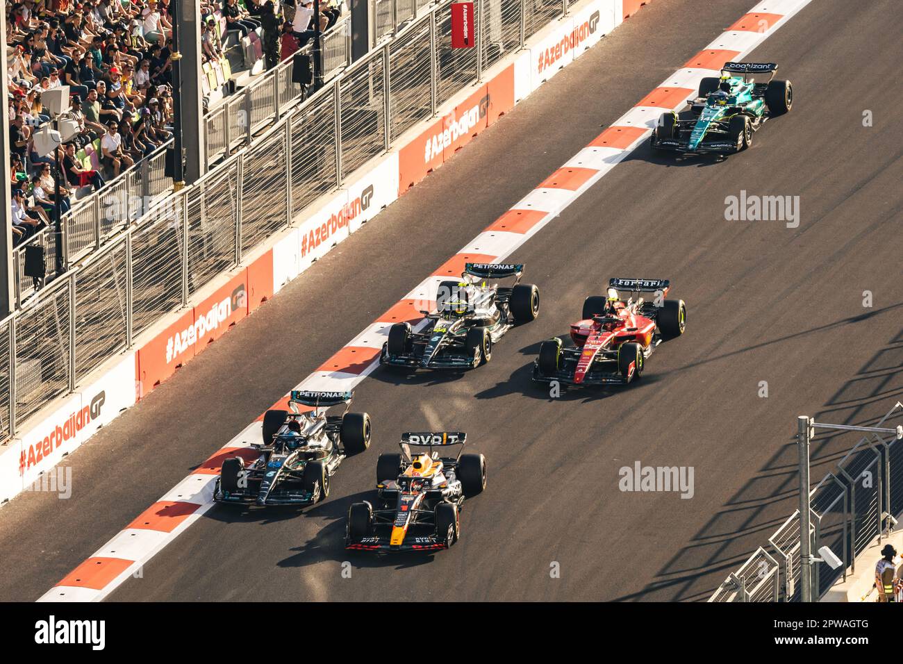 Baku, Aserbaidschan. 29. April 2023. Max Verstappen (NLD) Red Bull Racing RB19 und George Russell (GBR) Mercedes AMG F1 W14 kämpfen um die Position. 29.04.2023. Formel-1-Weltmeisterschaft, Rd 4, Aserbaidschan Grand Prix, Baku Street Circuit, Aserbaidschan, Sprint Day. Das Foto sollte wie folgt lauten: XPB/Press Association Images. Kredit: XPB Images Ltd/Alamy Live News Stockfoto