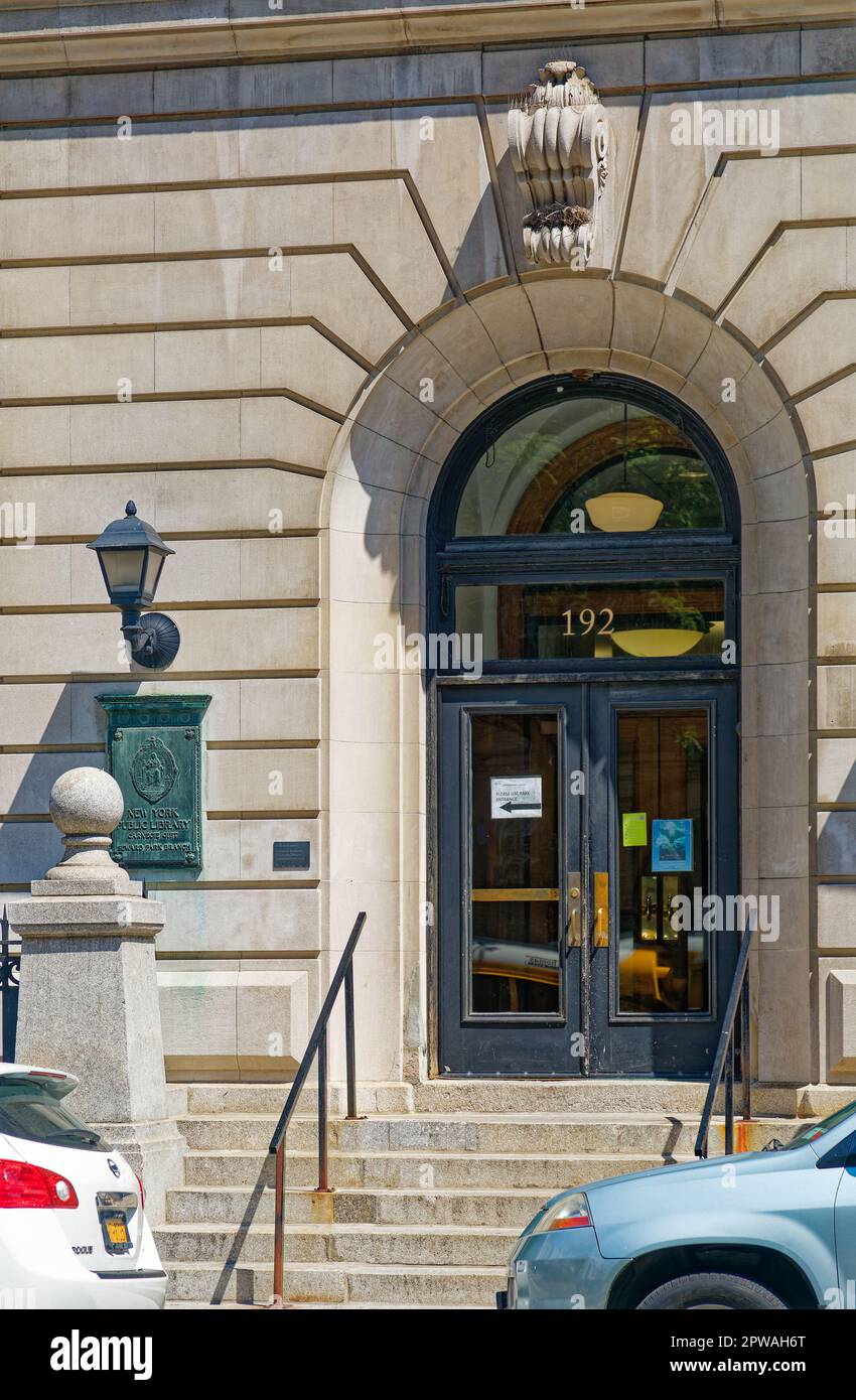 Der Seward Park Branch der New York Public Library am East Broadway ist ein Wahrzeichen von New York in der Lower East Side. Stockfoto