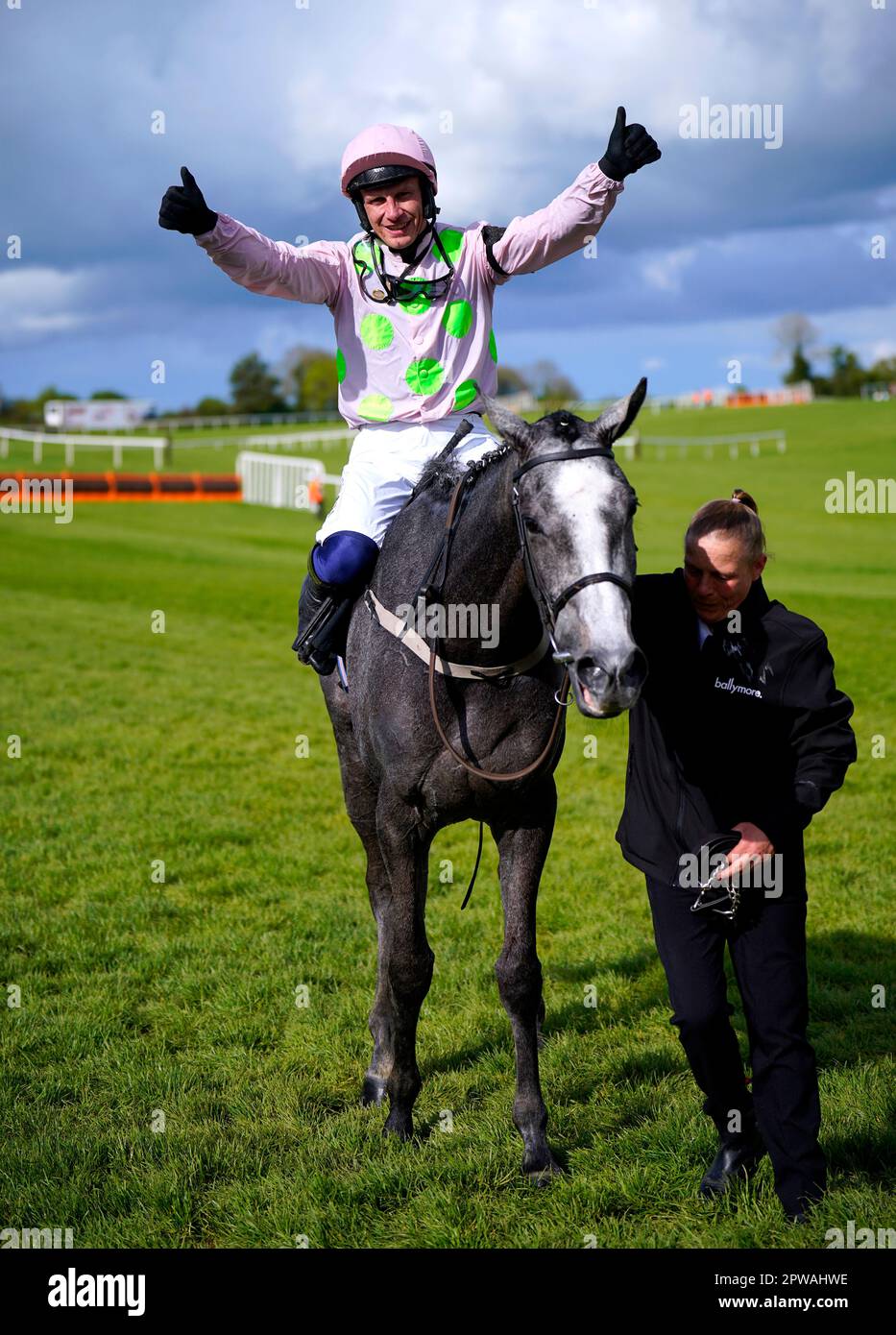 Jockey Paul Townend feiert auf Lossiemouth, nachdem er am 5. Tag des Punchestown Festivals auf