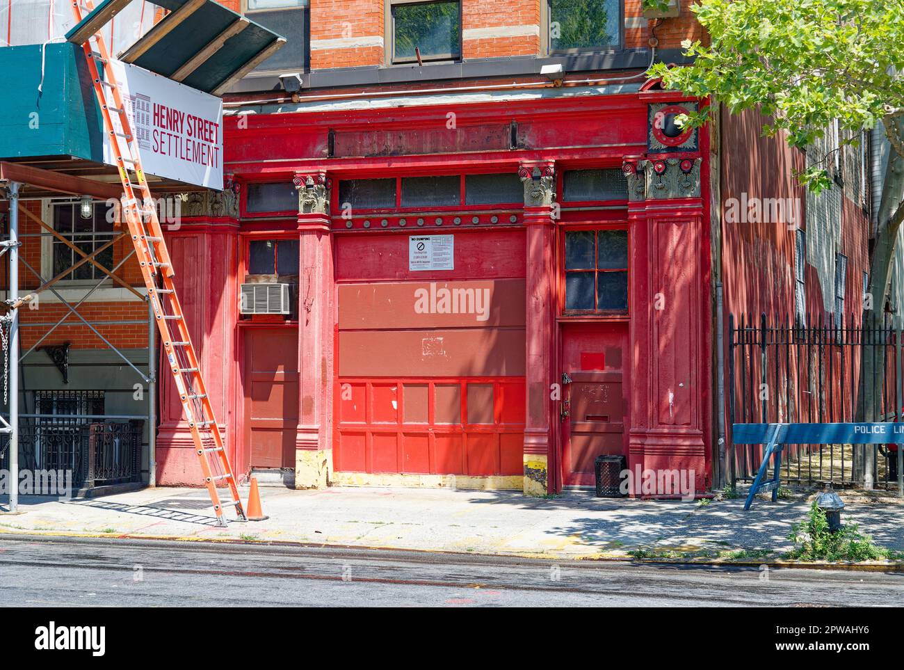 269 Henry Street, eine stillgelegte Feuerwache, ist jetzt das Dale Jones Burch Neighborhood Center mit einem modernen Glasladen auf Straßenebene. Stockfoto