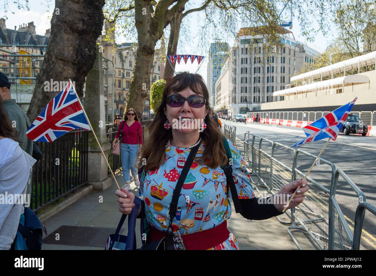 London, Großbritannien. 29. April 2023. Die Royal Super Fans kommen in London an. Es war heute ein geschäftiger Tag in London, da die Vorbereitungen für die Krönung von König Karl III. Gut laufen. Es ist nur noch eine Woche bis zur Krönung und London wird mit Touristen und Besuchern sehr voll sein. Kredit: Maureen McLean/Alamy Live News Stockfoto