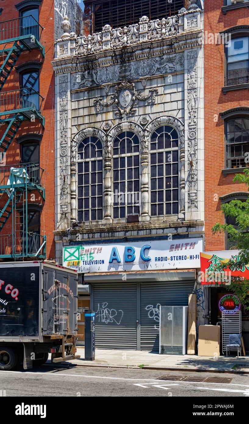 Die fantasievolle Terrakotta-Fassade bedeckte einst das Canal Street Theatre in Loew; das Wahrzeichen von NYC wurde zu einem Elektronikgeschäft, das nun verlassen zu sein scheint. Stockfoto