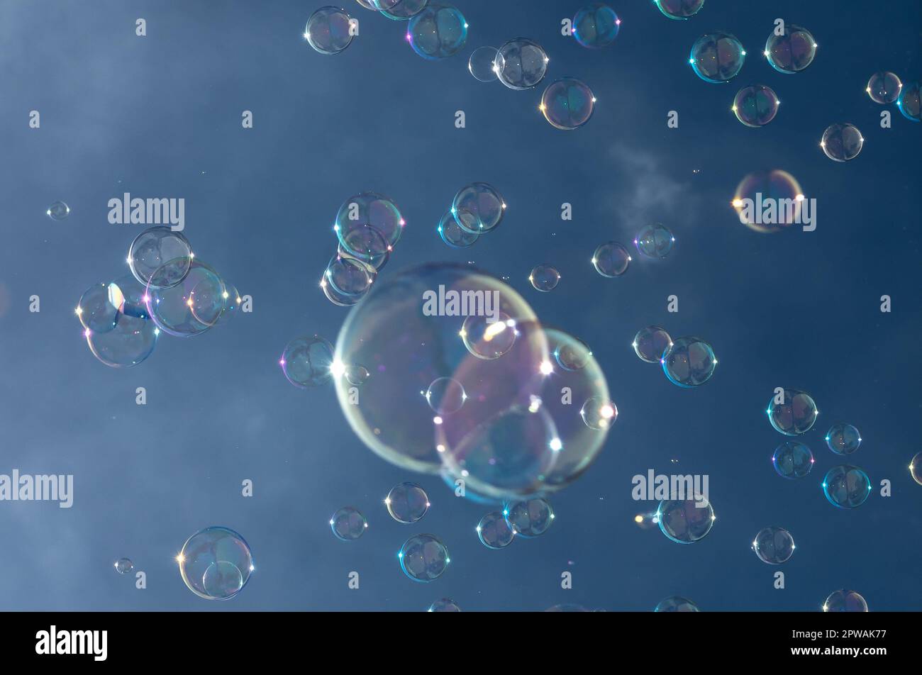 Zahlreiche Bunte Seifenblasen Schweben In Der Luft Vor Dem Blue Sky Stockfoto