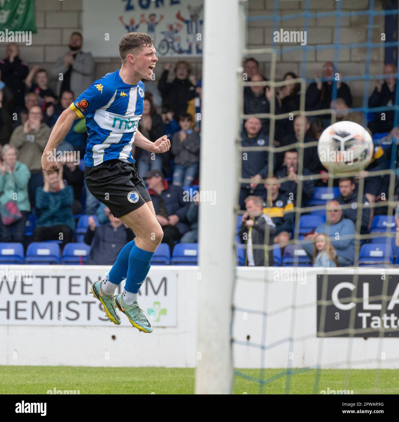 The Deva Stadium, Chester, Cheshire, England, 29. April 2023. Chesters Charlie Caton feiert sein Tor und Chesters drittes Spiel, während des Fußballclubs V Buxton Football Club in der Vanarama National League North (Abbild: ©Cody Froggatt/Alamy Live News) Stockfoto