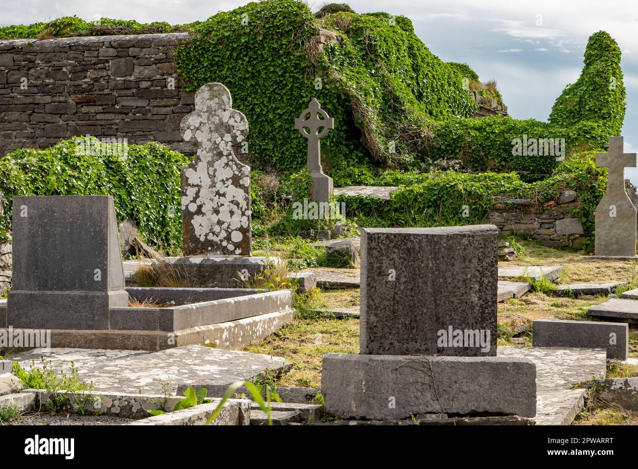Der Friedhof der antiken irischen christlichen Mönche auf dem Wild Atlantic Way Stockfoto