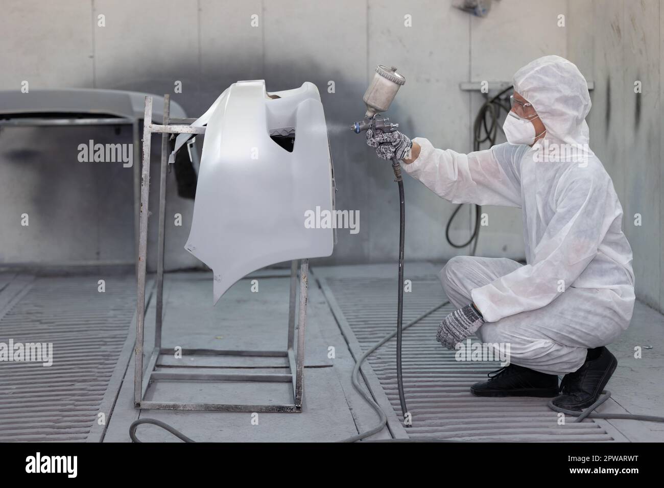 Garagenfarbe Reparaturlackierung Wachs Airbrush Beschichtung Team Mitarbeiter in der Autowerkstatt Stockfoto