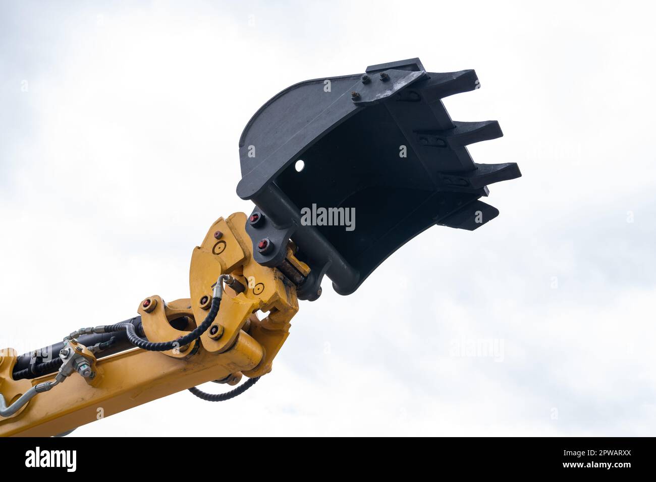 Nahaufnahme des Baggerlöffels am Himmel. Hochwertiges Foto Stockfoto