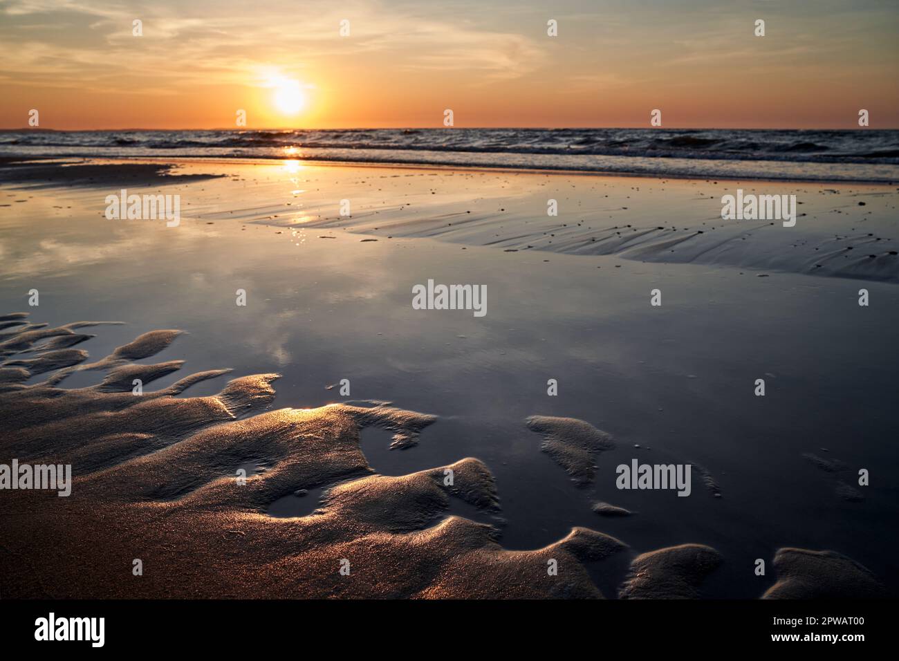 Sandstrand in den Strahlen der untergehenden Sonne auf der Insel Wolin, Polen Stockfoto