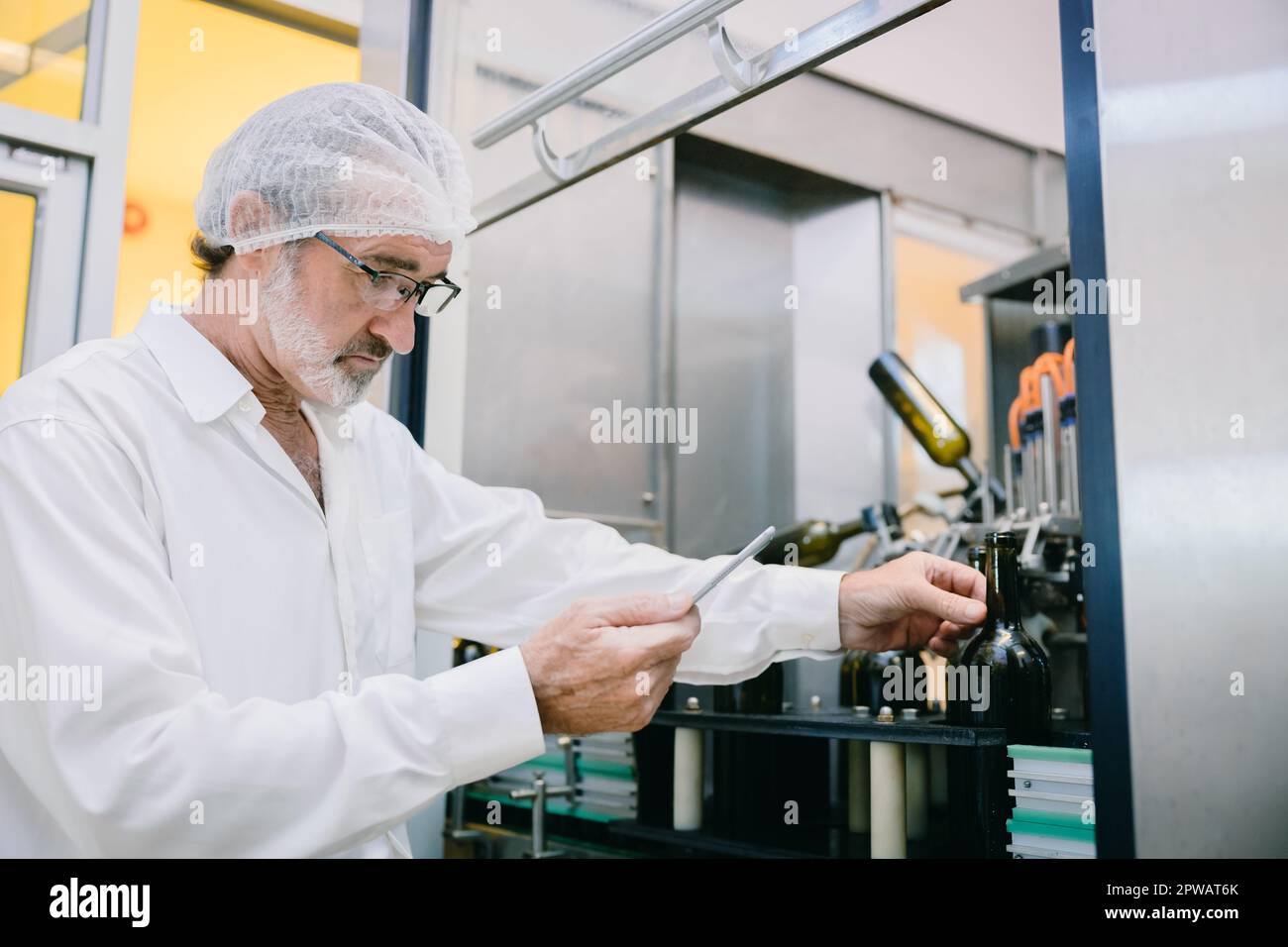Winzer professioneller Standardoffizier arbeitet an der Hygiene der Getränkeherstellung in der Getränkefabrik Stockfoto