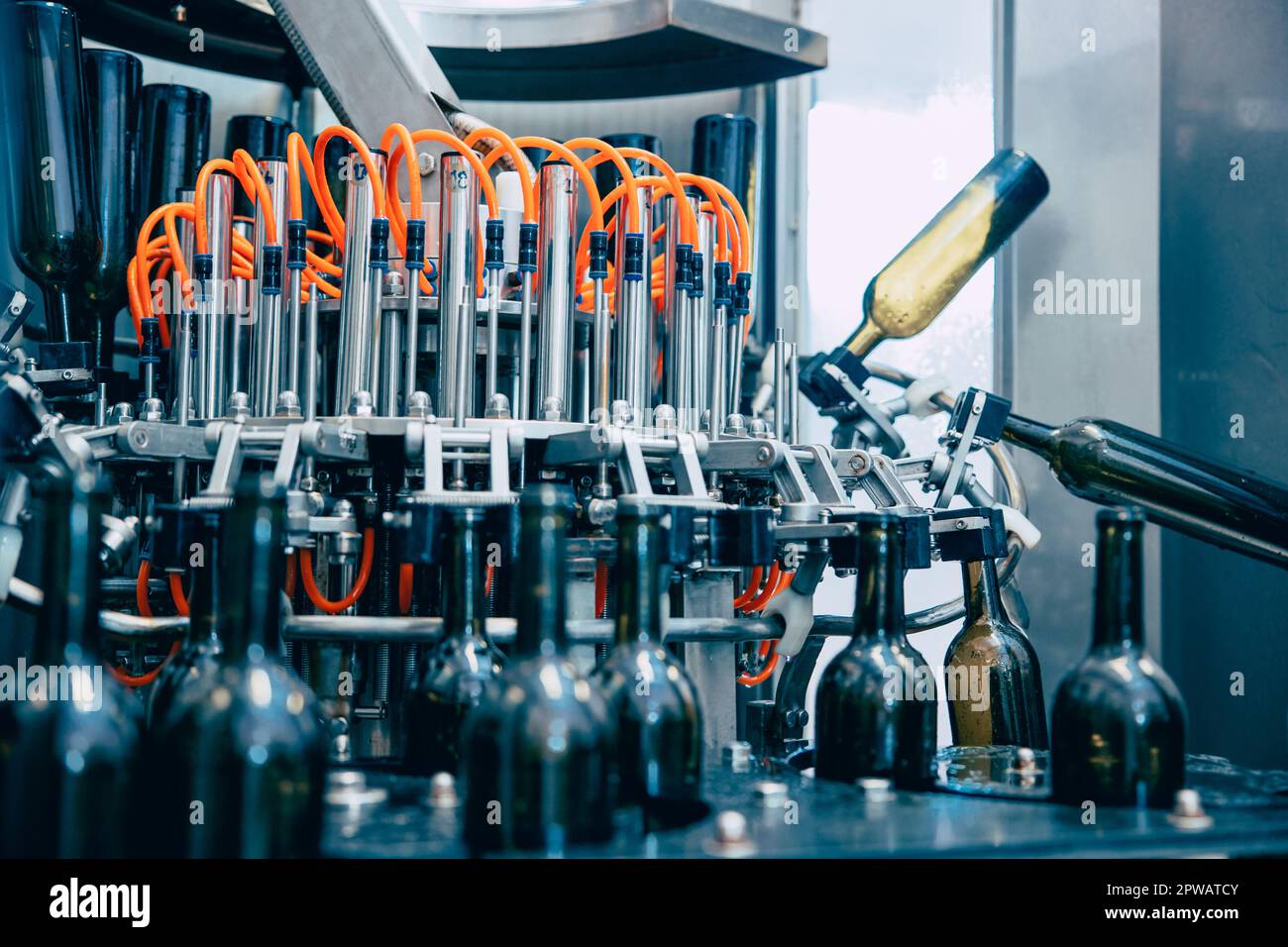 Flaschenwaschmaschine für Förderbänder in der Getränkefabrik. Automatische Weinflaschenwaschanlage, Waschmaschine für Rotationsglasflaschen. Stockfoto