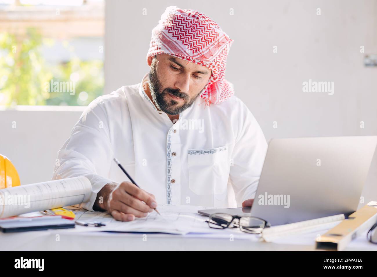 Arabischer Architekt Saudi-arabischer Ingenieur, männlich, der auf der Baustelle arbeitet. Großraum Arabian man Design Gebäude. Stockfoto