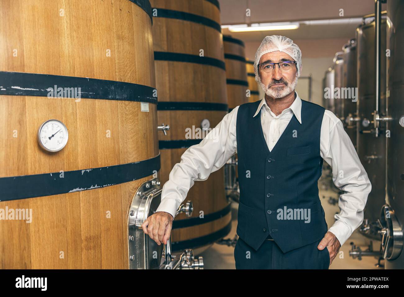 Portrait professioneller Weinexperte Senior Staff Worker Qualitätskontrolle in der Weinkellerei Stockfoto